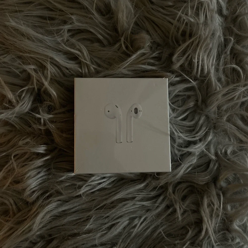 Apple AirPods with Wireless Charging Case - White